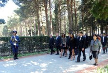 Azerbaijani President and his spouse visit tomb of national leader Heydar Aliyev (PHOTO)
