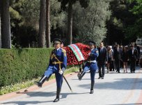 Azerbaijani President and his spouse visit tomb of national leader Heydar Aliyev (PHOTO)