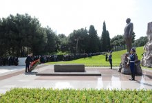 Azerbaijani President and his spouse visit tomb of national leader Heydar Aliyev (PHOTO)