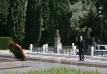 Azerbaijani President and his spouse visit tomb of national leader Heydar Aliyev (PHOTO)