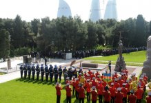 Azerbaijani President and his spouse visit tomb of national leader Heydar Aliyev (PHOTO)