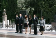 Azerbaijani President and his spouse visit tomb of national leader Heydar Aliyev (PHOTO)