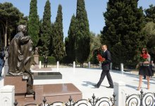 Azerbaijani President and his spouse visit tomb of national leader Heydar Aliyev (PHOTO)