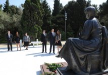 Azerbaijani President and his spouse visit tomb of national leader Heydar Aliyev (PHOTO)