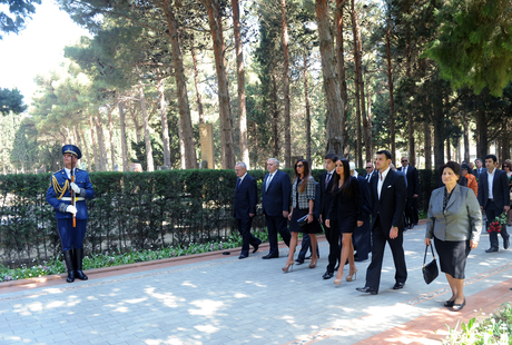 Azerbaijani President and his spouse visit tomb of national leader Heydar Aliyev (PHOTO)