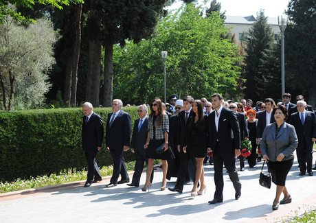 Azerbaijani President and his spouse visit tomb of national leader Heydar Aliyev (PHOTO)