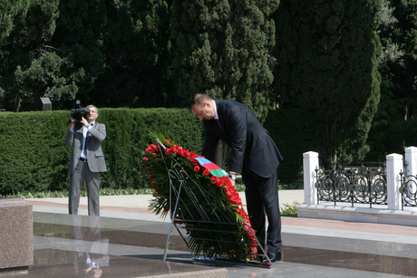 Azerbaijani President and his spouse visit tomb of national leader Heydar Aliyev (PHOTO)