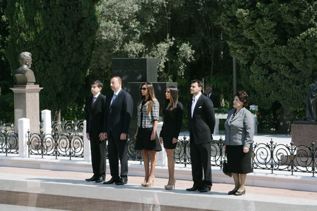 Azerbaijani President and his spouse visit tomb of national leader Heydar Aliyev (PHOTO)