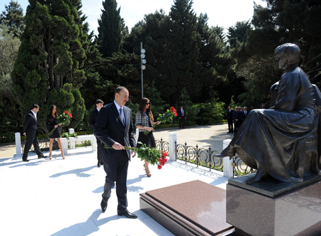 Azerbaijani President and his spouse visit tomb of national leader Heydar Aliyev (PHOTO)