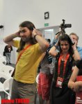 Участник "Евровидения 2012" дал журналистам урок необычного танца (фотосессия)
