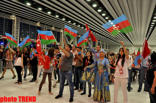Азербайджанские танцы в пресс-центре Baku Crystal Hall -  открытие "Евровидения-2012" (фотосессия)