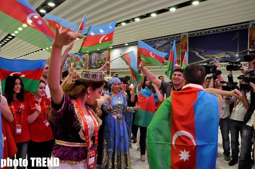 Азербайджанские танцы в пресс-центре Baku Crystal Hall -  открытие "Евровидения-2012" (фотосессия)