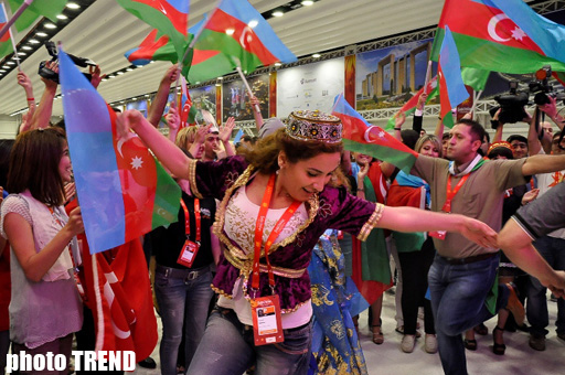 Азербайджанские танцы в пресс-центре Baku Crystal Hall -  открытие "Евровидения-2012" (фотосессия)