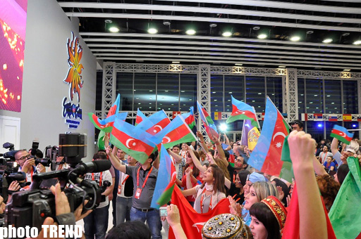 Азербайджанские танцы в пресс-центре Baku Crystal Hall -  открытие "Евровидения-2012" (фотосессия)