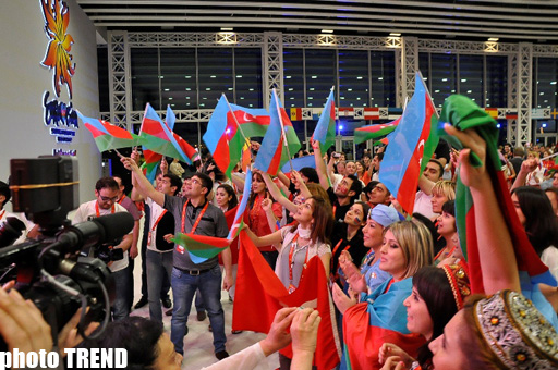 Азербайджанские танцы в пресс-центре Baku Crystal Hall -  открытие "Евровидения-2012" (фотосессия)
