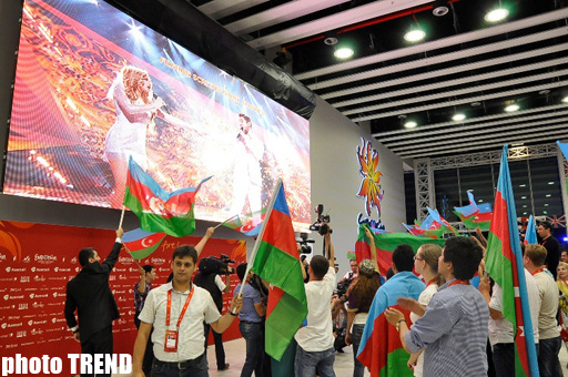 Азербайджанские танцы в пресс-центре Baku Crystal Hall -  открытие "Евровидения-2012" (фотосессия)