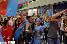 Азербайджанские танцы в пресс-центре Baku Crystal Hall -  открытие "Евровидения-2012" (фотосессия)
