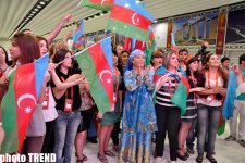 Азербайджанские танцы в пресс-центре Baku Crystal Hall -  открытие "Евровидения-2012" (фотосессия)