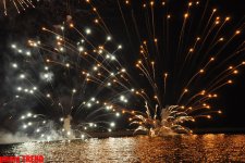 Праздничный Баку - концерт и салют в связи с Днем Республики (фотосессия)