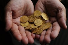 В Азербайджане обнаружен уникальный клад из золотых монет XVIII века (фотосессия)