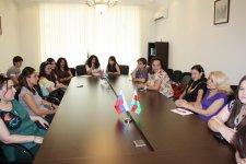 В Баку прошел "круглый стол", посвященный феномену женского творчества (фото)