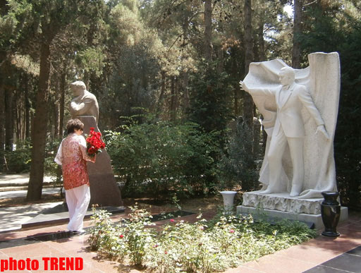 Тамара Синявская посетила в Баку Аллею почетного захоронения (фото)