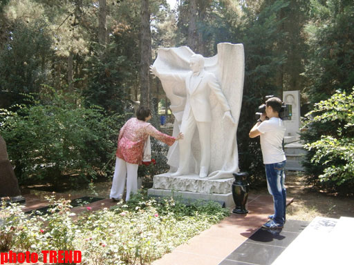 Тамара Синявская посетила в Баку Аллею почетного захоронения (фото)