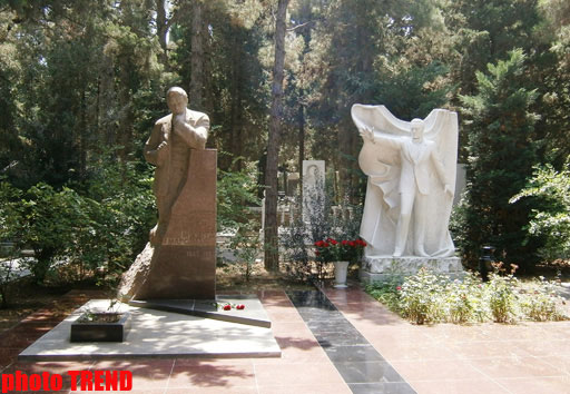 Тамара Синявская посетила в Баку Аллею почетного захоронения (фото)