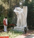 Тамара Синявская посетила в Баку Аллею почетного захоронения (фото)