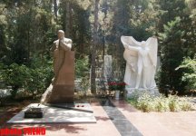 Тамара Синявская посетила в Баку Аллею почетного захоронения (фото)
