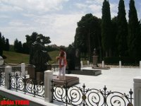Тамара Синявская посетила в Баку Аллею почетного захоронения (фото)