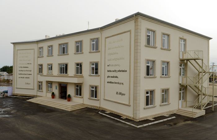 Президент Азербайджана принял участие в открытии нового корпуса школы №85 в Баку (ФОТО)