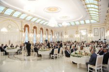 Президент Ильхам Алиев принял участие в церемонии ифтар по случаю священного месяца Рамазан (версия 2) (ФОТО)