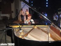 В Баку состоялся благотворительный концерт в помощь пострадавшим от землетрясения в Иране (фото)