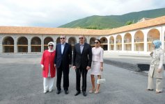 Президент Азербайджана и премьер Турции ознакомились с гостиничными комплексами в Шеки (ФОТО)