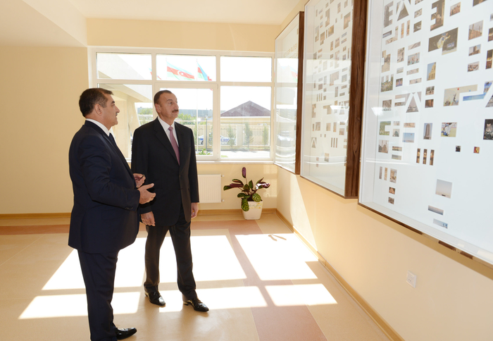 Президент Азербайджана принял участие в открытии средней школы в поселке Бюльбюля (ФОТО)