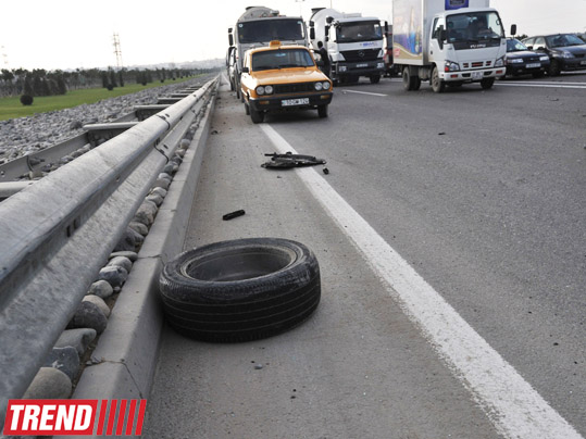 В Азербайджане перевернулся инкассаторский автомобиль банка, есть погибший