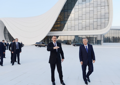 Президенты Азербайджана и Узбекистана побывали на Площади Государственного Флага и в Центре Гейдара Алиева (ФОТО)