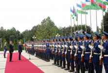 В Баку состоялась церемония официальной встречи Президента Узбекистана (ФОТО)