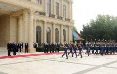 В Баку состоялась церемония официальной встречи Президента Узбекистана (ФОТО)