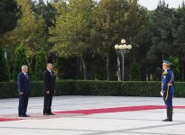 В Баку состоялась церемония официальной встречи Президента Узбекистана (ФОТО)