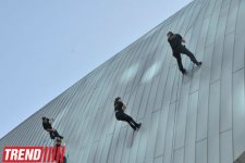 В Баку на фасаде здания Park Bulvar  проводятся репетиции "Вертикального шоу" (фотосессия)