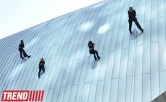 В Баку на фасаде здания Park Bulvar  проводятся репетиции "Вертикального шоу" (фотосессия)