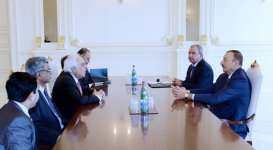 Ильхам Алиев принял делегацию во главе с министром коммуникаций и информационных технологий Индии