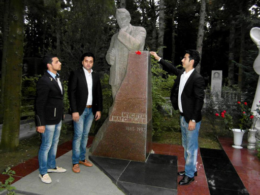 Солисты группы "Джахан" почтили память корифеев азербайджанской культуры и искусства (фото)