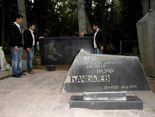 Солисты группы "Джахан" почтили память корифеев азербайджанской культуры и искусства (фото)
