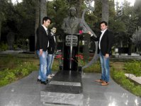 Солисты группы "Джахан" почтили память корифеев азербайджанской культуры и искусства (фото)