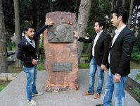 Солисты группы "Джахан" почтили память корифеев азербайджанской культуры и искусства (фото)