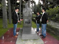 Солисты группы "Джахан" почтили память корифеев азербайджанской культуры и искусства (фото)