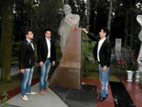 Солисты группы "Джахан" почтили память корифеев азербайджанской культуры и искусства (фото)